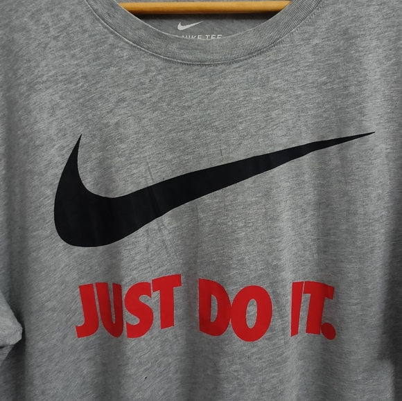 Nike Authentic grey graphic round neck tshirt for men's and women's - Picture 3 of 6